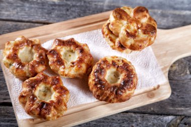 eski bir mutfak masasının üzerinde yumuşak yeni pişmiş rulo