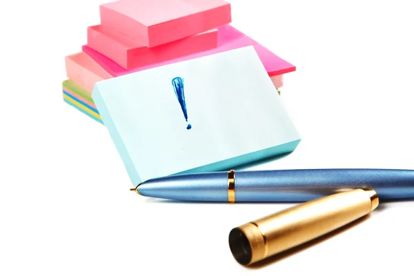 Stapel Aufkleber mit Stift isoliert auf weißem Hintergrund — Stockfoto