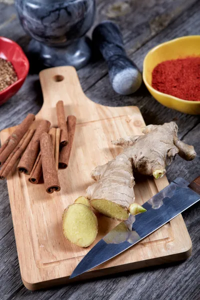 Still-life with ginger and cinnamon on an old kitchen table — Stock Photo, Image