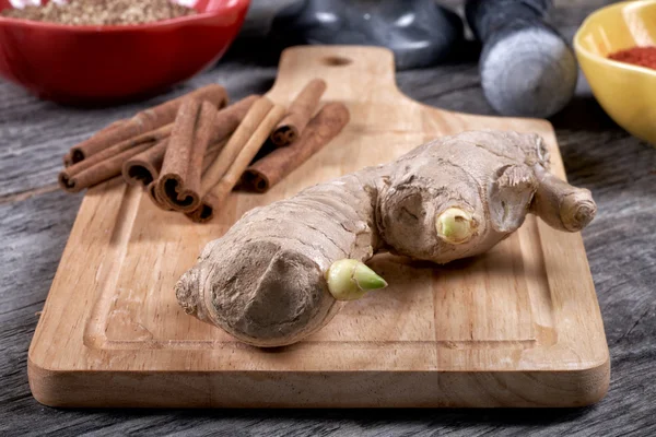 Nature morte avec gingembre et cannelle sur une vieille table de cuisine — Photo