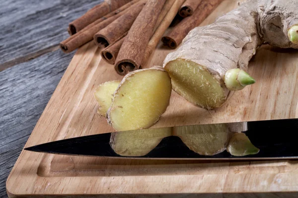 Kuchyňský nůž zázvor skořice na prkýnko — Stock fotografie
