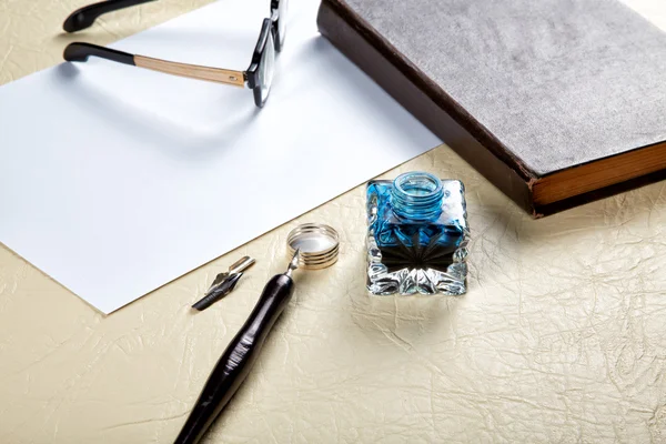 Still-life with the old Ink pot and quill — Stock Photo, Image