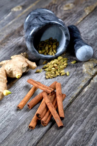 Nature morte d'épices et de mortier sur une table en bois — Photo