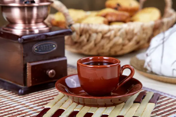 Natura morta con un macinacaffè di caffè e dolci — Foto Stock