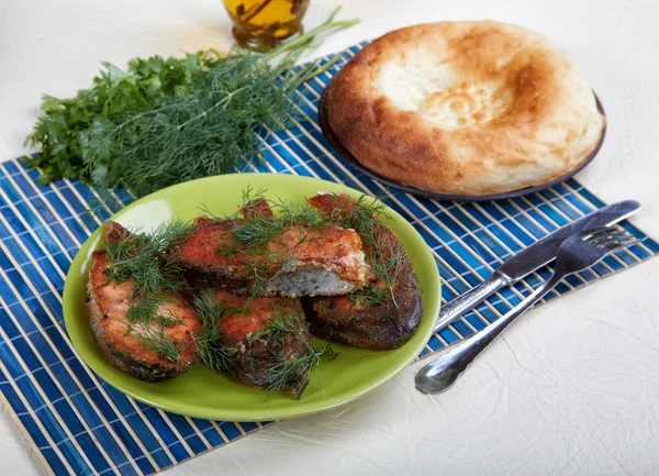 Bodegón con pescado frito y pan — Foto de Stock