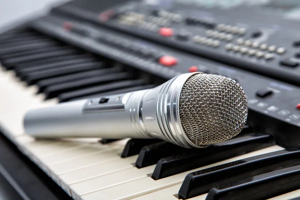 Microphone on keys of a musical synthesizer — Stock Photo, Image