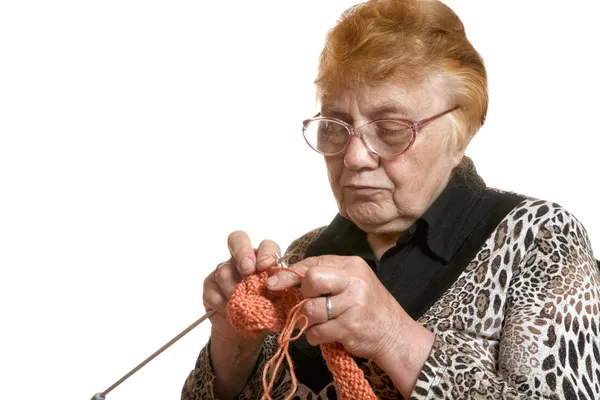 La nonna lavora a maglia spokes isolato su uno sfondo bianco — Foto Stock