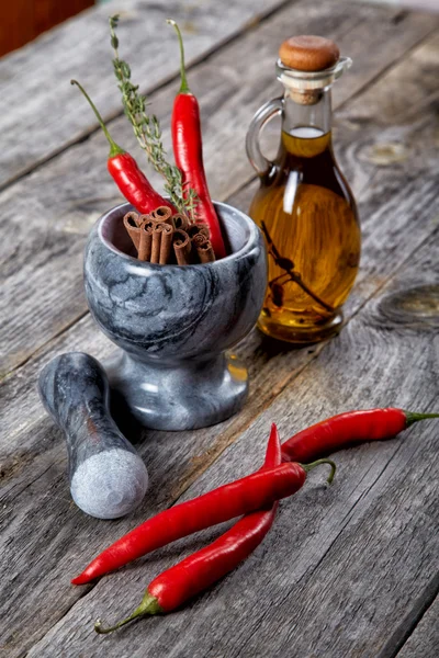 Ainda-vida de tempero e argamassa em uma mesa de madeira velha — Fotografia de Stock