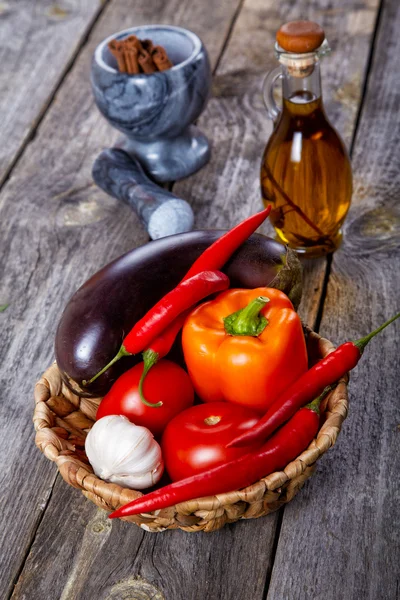 Ainda-vida de tempero e argamassa em uma mesa de madeira velha — Fotografia de Stock