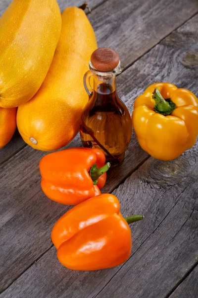 Stilleven met fruit courgettes een paprika en olijfolie — Stockfoto