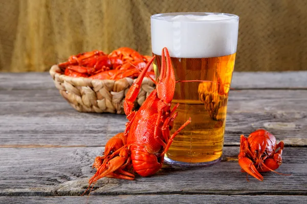 lezzetli haşlanmış crayfishes ve bira eski tablo