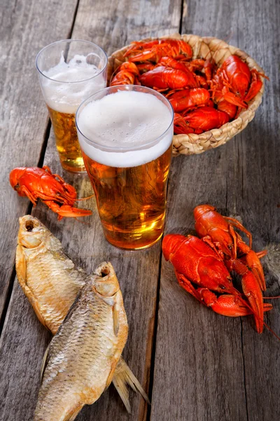 lezzetli haşlanmış crayfishes vyaleny balık ve bira eski tablo