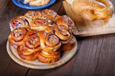 ekmek ve pasta ahşap bir masa üzerinde