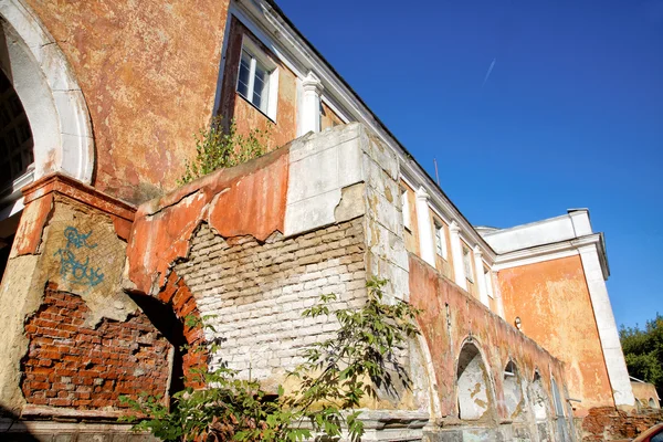 Staré zdi proti tmavě modré oblohy — Stock fotografie