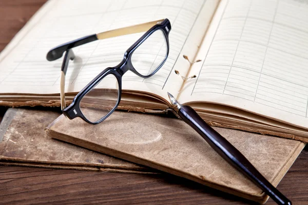 Natura morta con vecchi libri di scrittura un pennino — Foto Stock