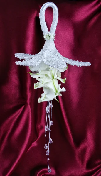 Bouquet nuziale con orchidee contro un tessuto — Foto Stock