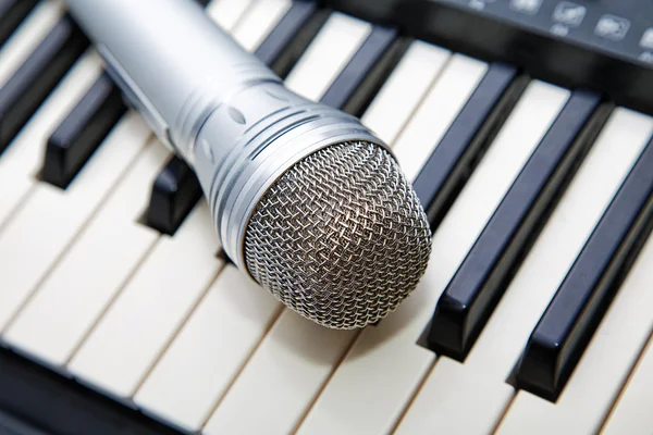 Microphone on the piano keyboard — Stock Photo, Image