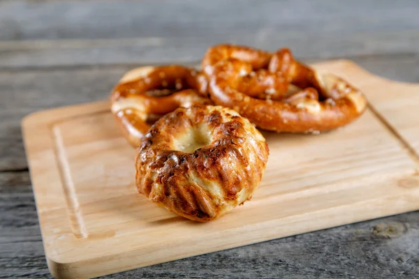 Rolos recém-assados macios em uma mesa de cozinha antiga — Fotografia de Stock