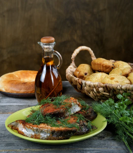 Fried fish with greens and olive oil — Stock Photo, Image