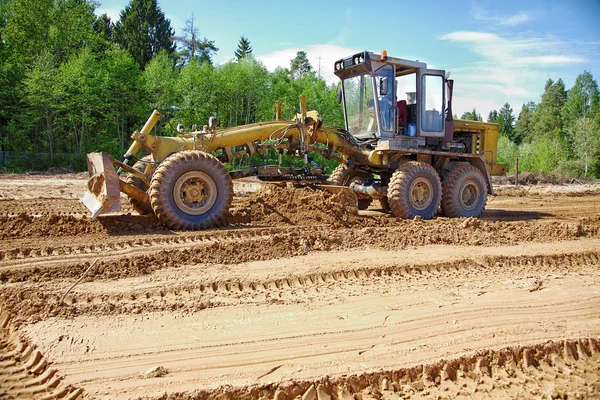 Il selezionatore sgombera un terreno nel pomeriggio — Foto Stock