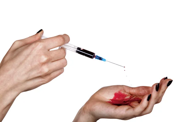Mãos do viciado sobre uma seringa isolada em um backgrou branco — Fotografia de Stock