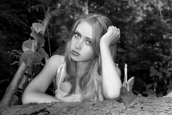 Чорно-білий портрет дівчини в лісі — стокове фото