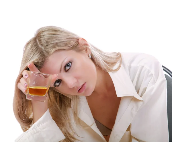 Dziewczyna z kieliszek whisky na białym tle Zdjęcie Stockowe