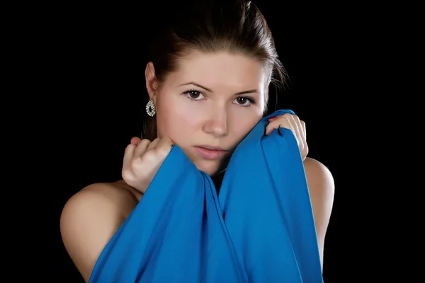 Retrato de la chica envuelta en tela azul oscuro en un bac negro — Foto de Stock