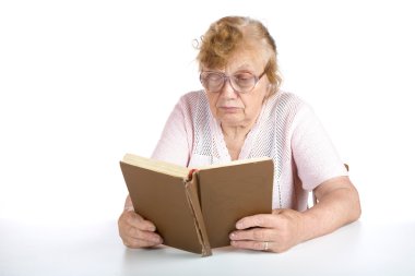 Gözlüklü yaşlı kadın kitap okur 