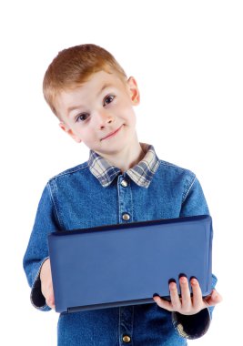 sürpriz çocuk laptop tutar