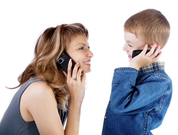 Κορίτσι και το αγόρι talk από ένα κινητό τηλέφωνο — Φωτογραφία Αρχείου