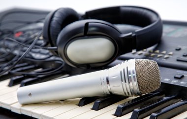 mikrofon ve kulak telefonları klavye üzerinde yalan