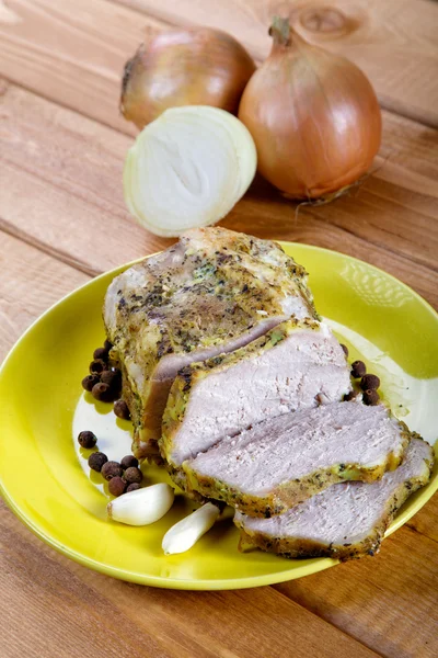 La carne de cerdo cocida con el pimiento por la cebolla y el ajo en el plato —  Fotos de Stock