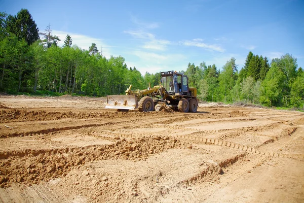 Il selezionatore sgombera un terreno nel pomeriggio — Foto Stock