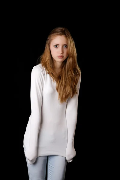 Дівчина в білому светрі на чорному тлі — стокове фото