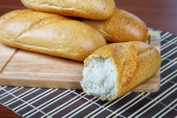 Stapel van witte rollen op een keukentafel — Stockfoto