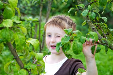 kızı bahar bitki örtüsü karşı bir göz kırpmak