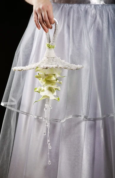 Bouquet nuziale vicino in mani alla sposa — Foto Stock