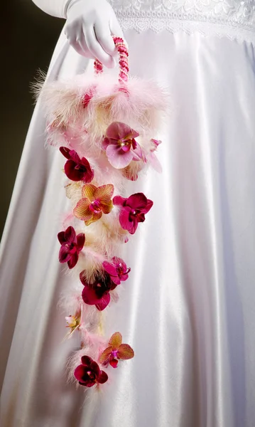 Bouquet nuziale vicino in mani alla sposa — Foto Stock