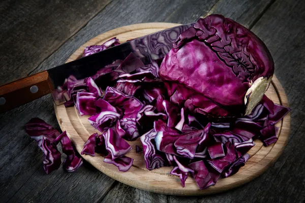 De gesneden kool en keuken mes op een oude tabel — Stockfoto