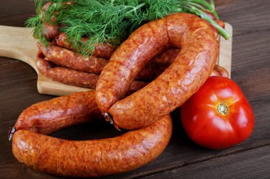 mutfak masasında Sosis füme