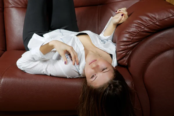 Kız sırılsıklam deri kanepede yatıyor — Stok fotoğraf