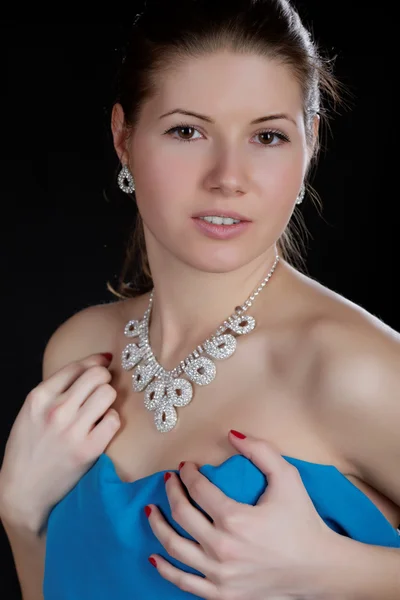 Portret van het meisje verpakt donker blauwe stof op een zwarte bac — Stockfoto