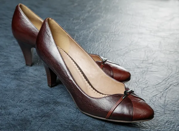 Zapatos femeninos marrones contra de un cuero —  Fotos de Stock
