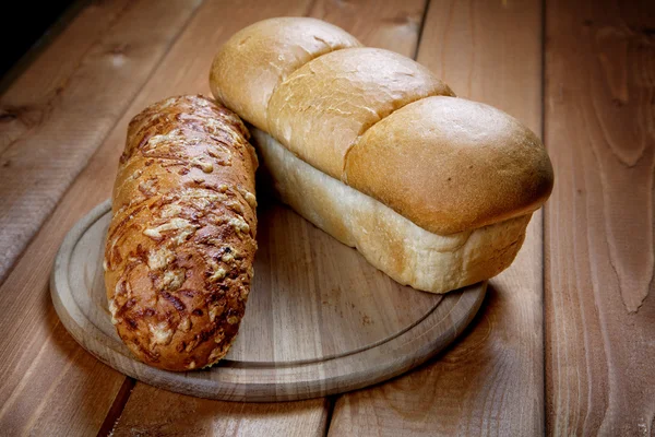 Rollo y pan blanco en una mesa rural —  Fotos de Stock