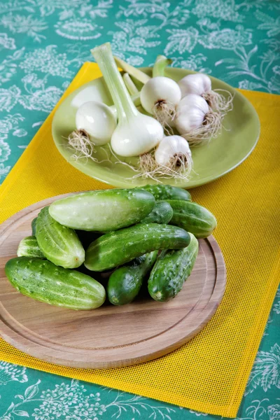 Цибуля і огірки часнику на тарілці — стокове фото