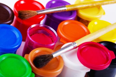 Kavanozlar, guaş ve çizim fırçası