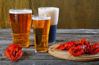 lezzetli haşlanmış crayfishes ve bira eski tablo