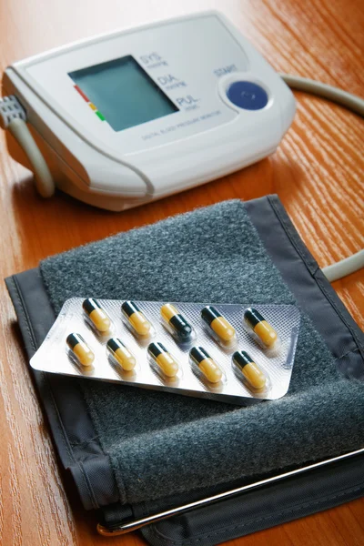Tabletler ve aygıt için bir tablo üzerinde Basınç ölçümü — Stok fotoğraf