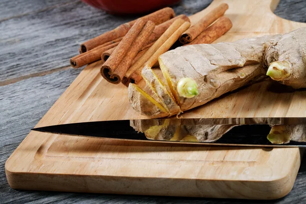 Couteau de cuisine cannelle au gingembre sur une planche à découper — Photo